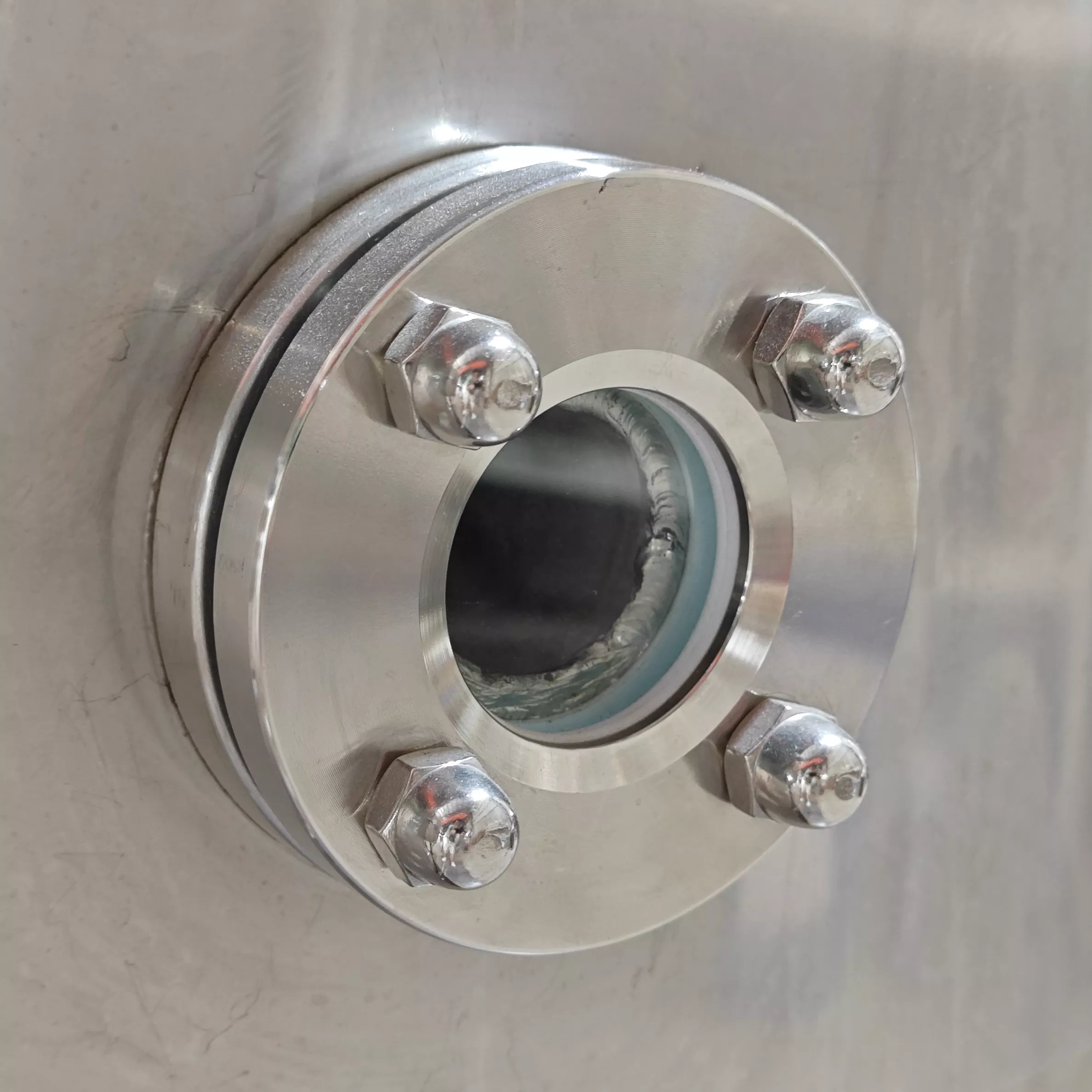 Vacuum sealed pressure cooker with agitator