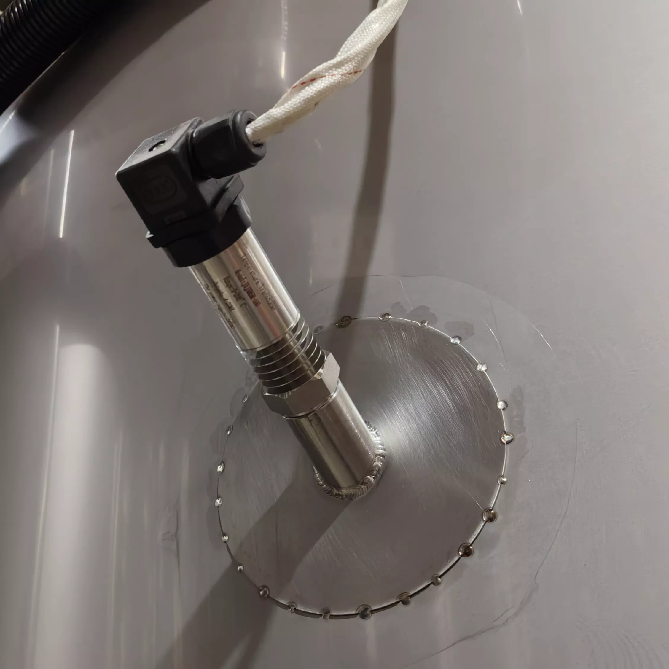 Vacuum sealed pressure cooker with agitator