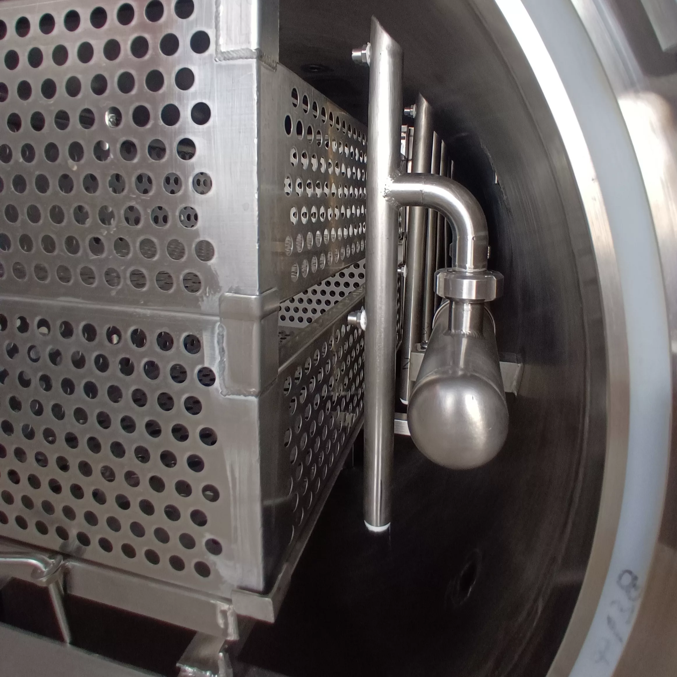 Side spray sterilization retort