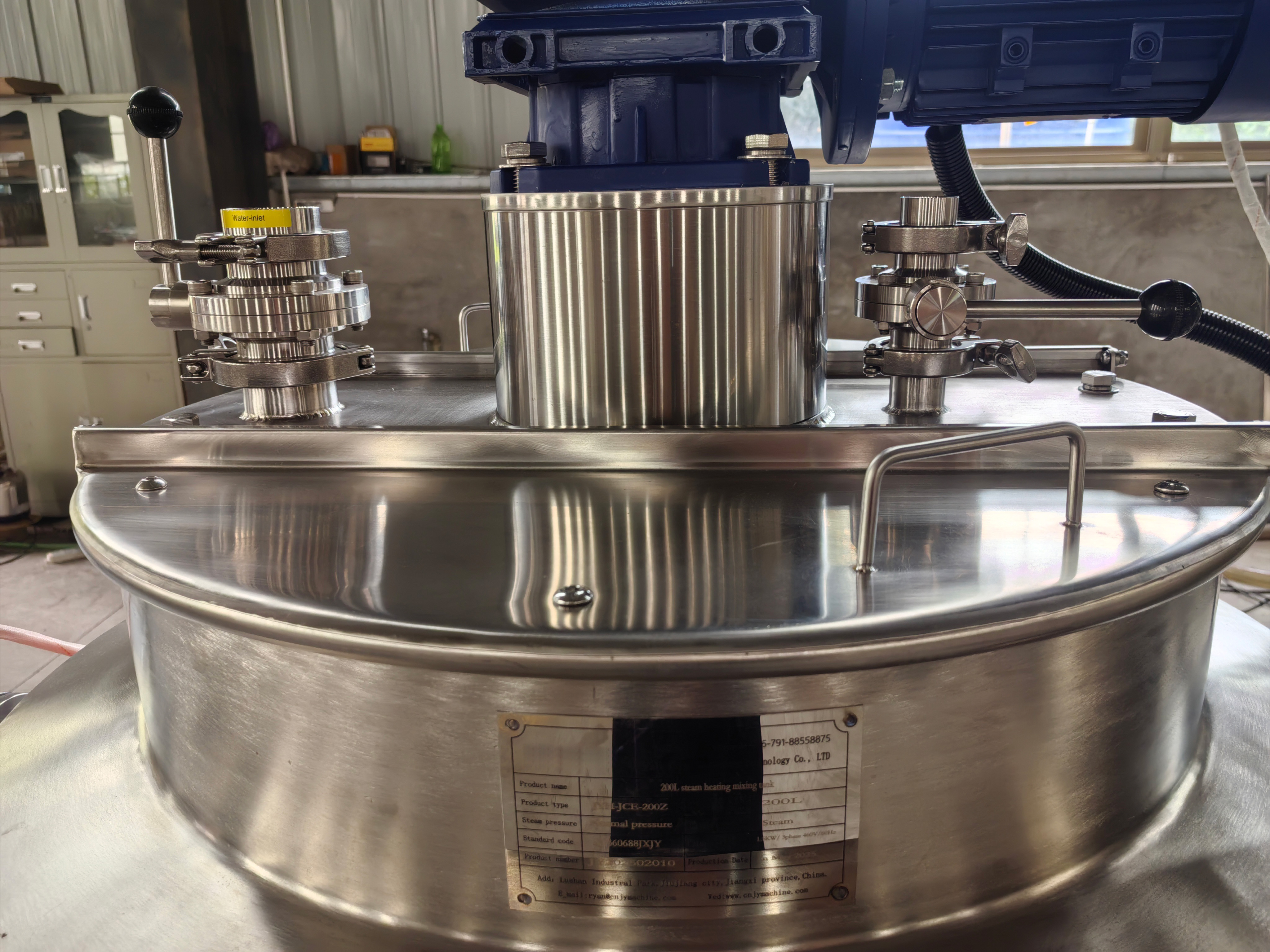 mixing tank with agitator