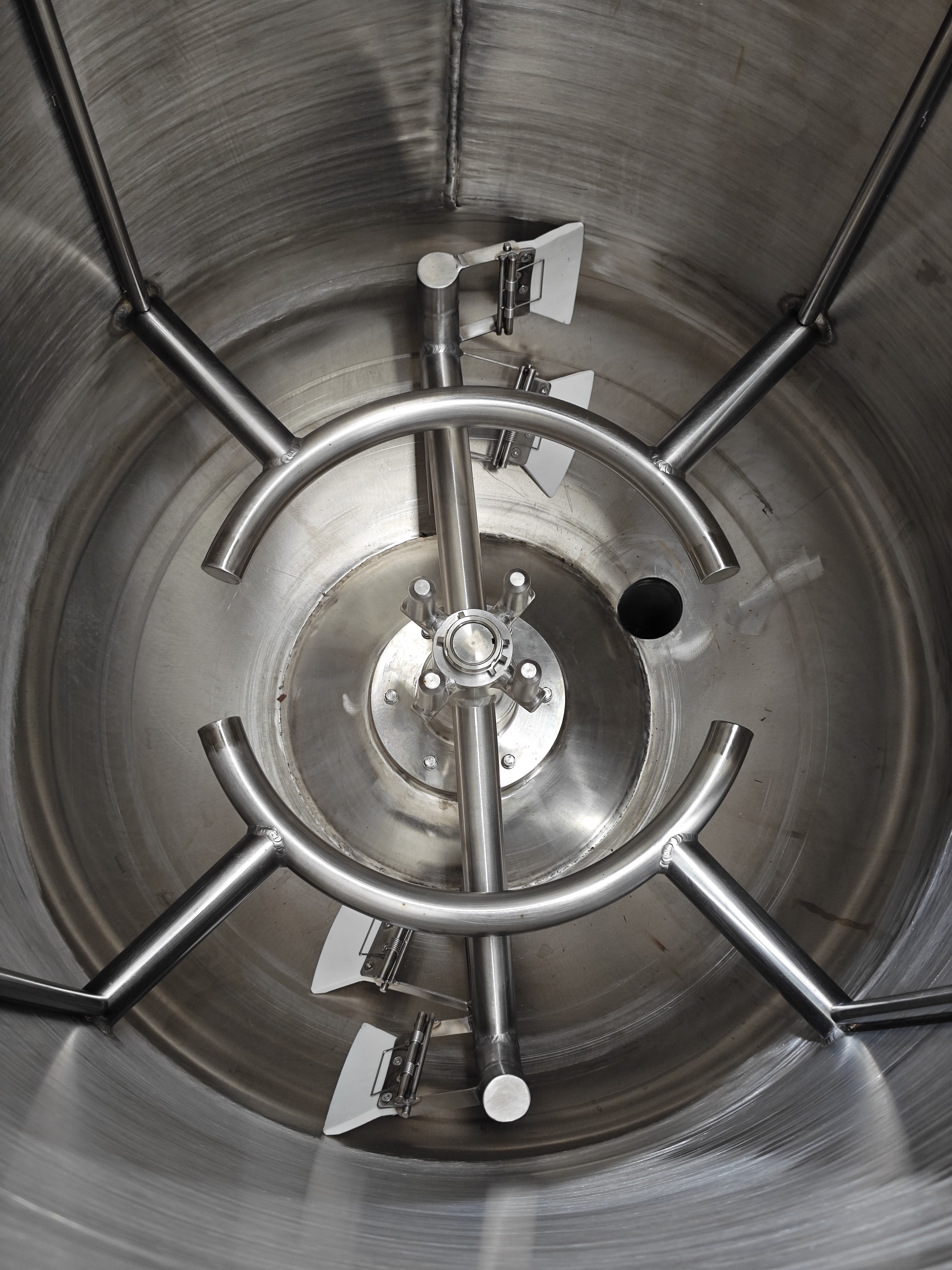 Vacuum sealed pressure cooker with agitator
