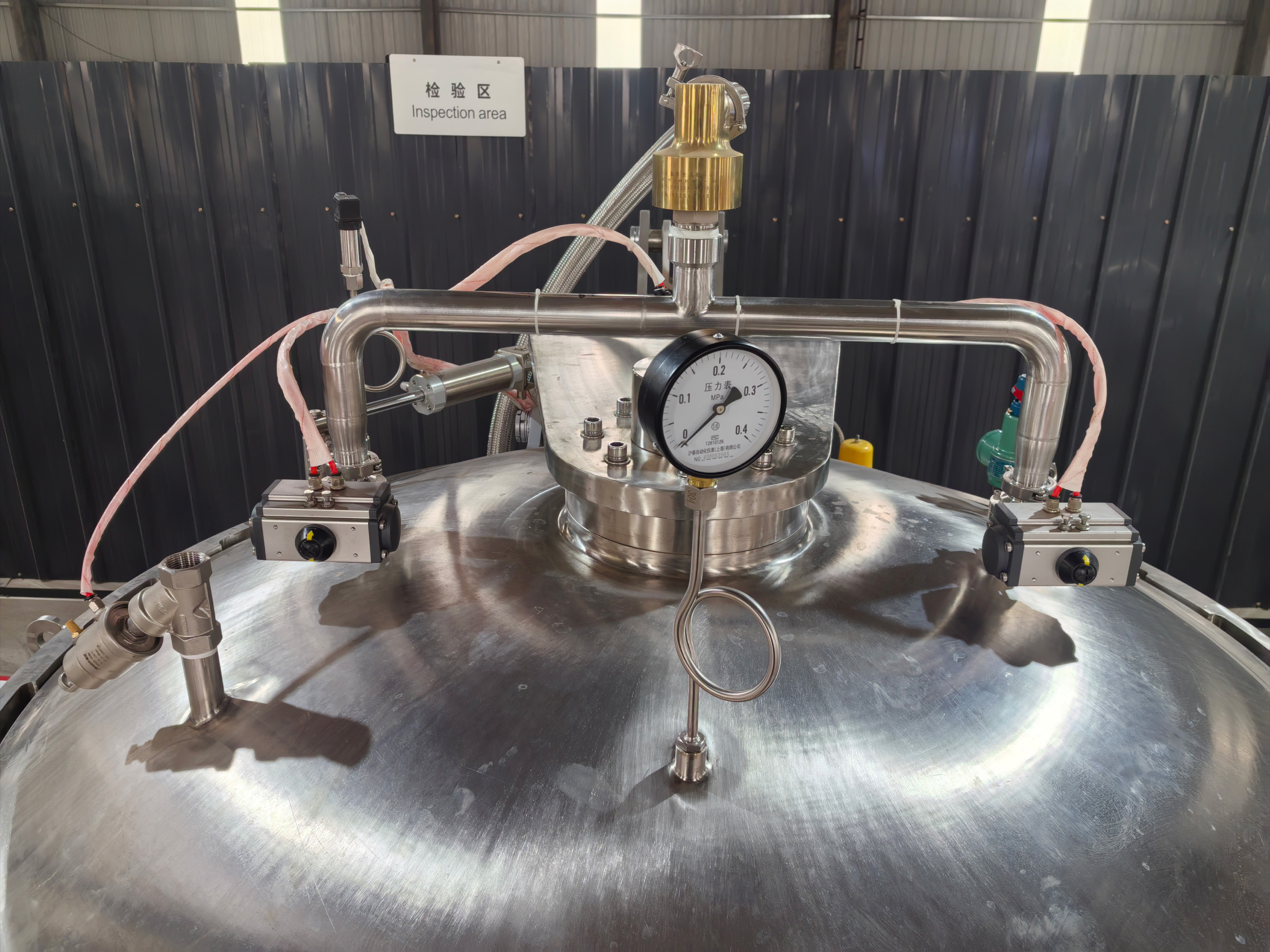 Vacuum sealed pressure cooker with agitator