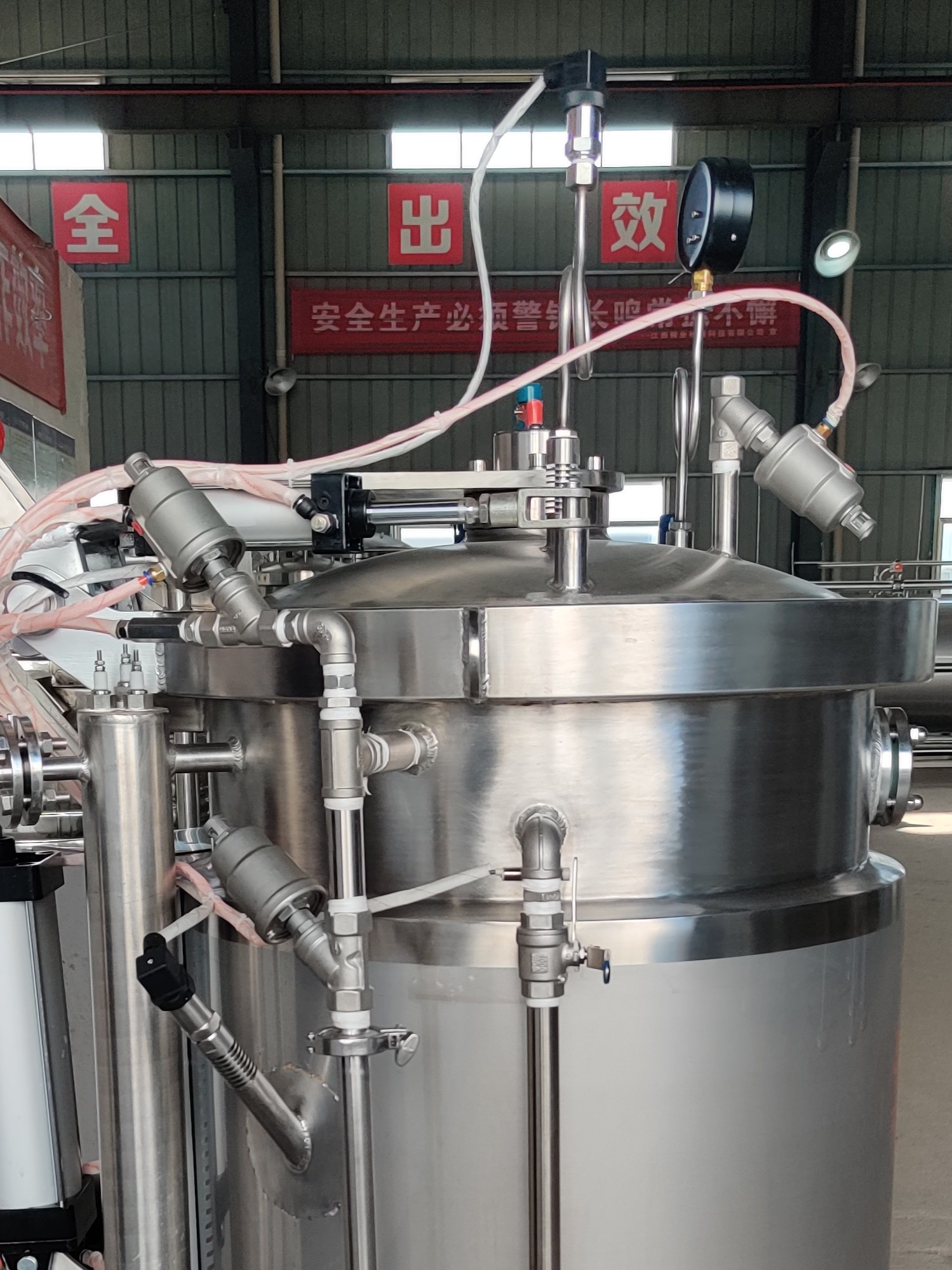 Vertical sterilization retort
