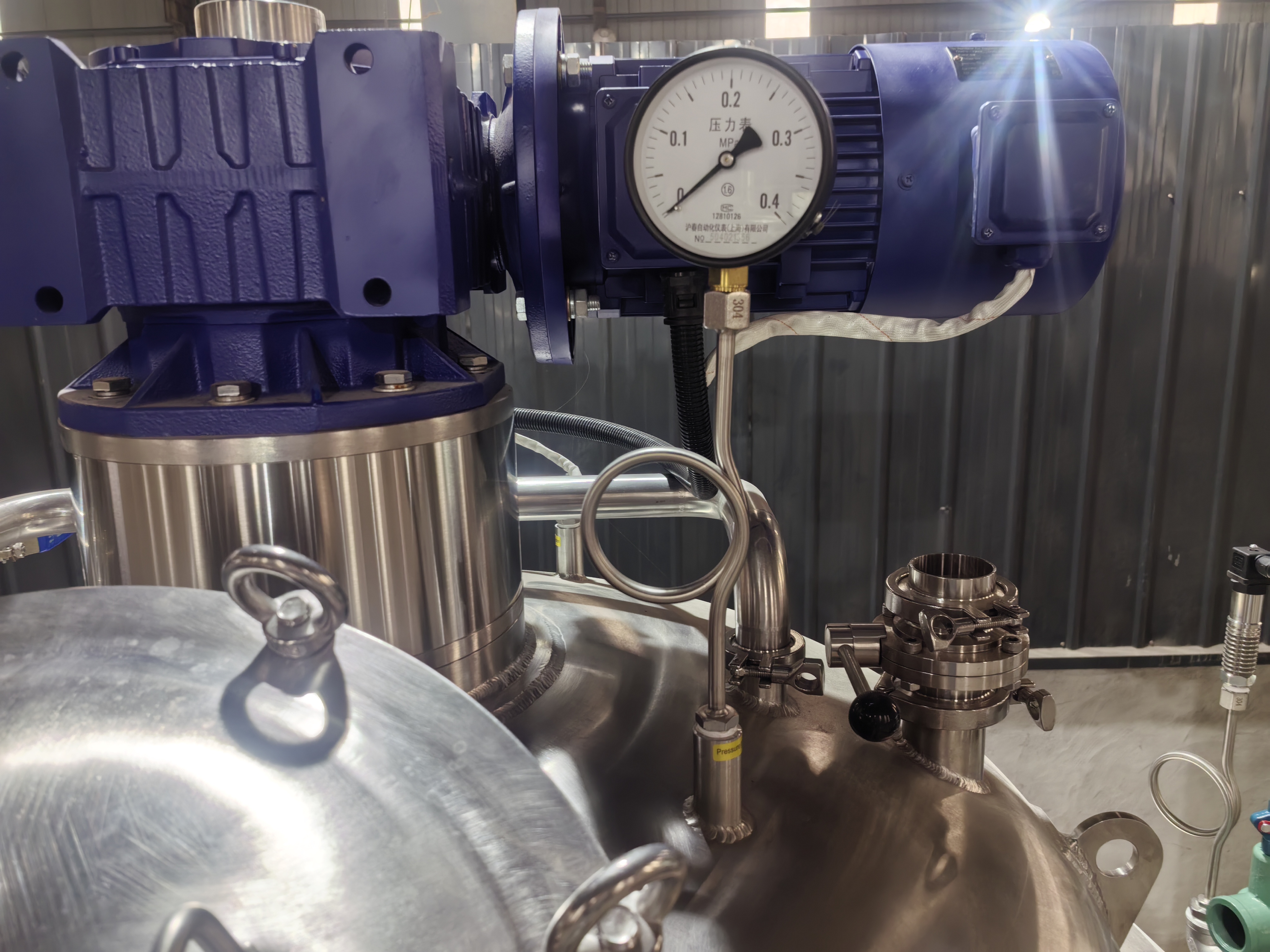 Vertical vacuum sealed emulsified cooking and mixing tank