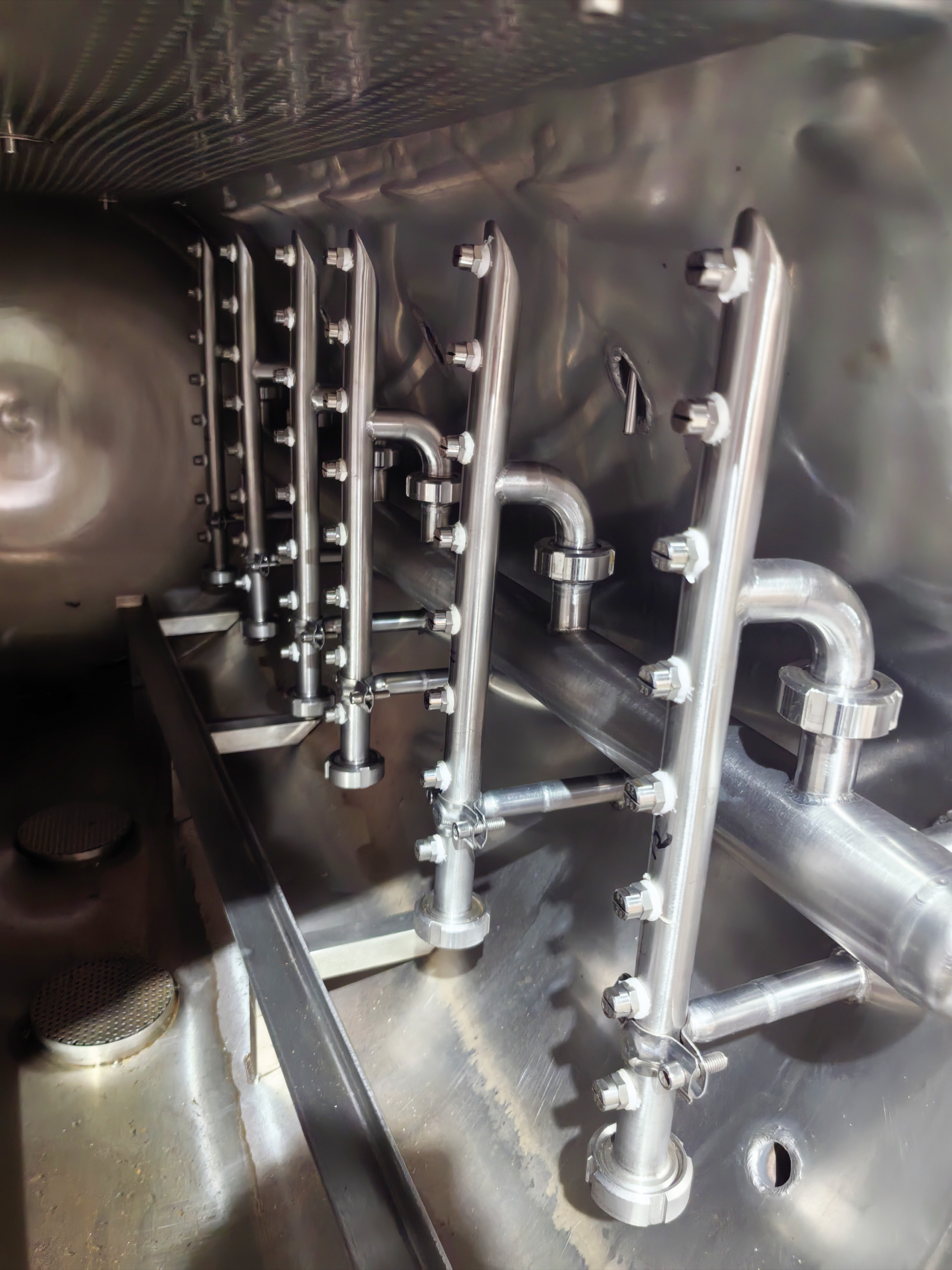 Side spray sterilization retort