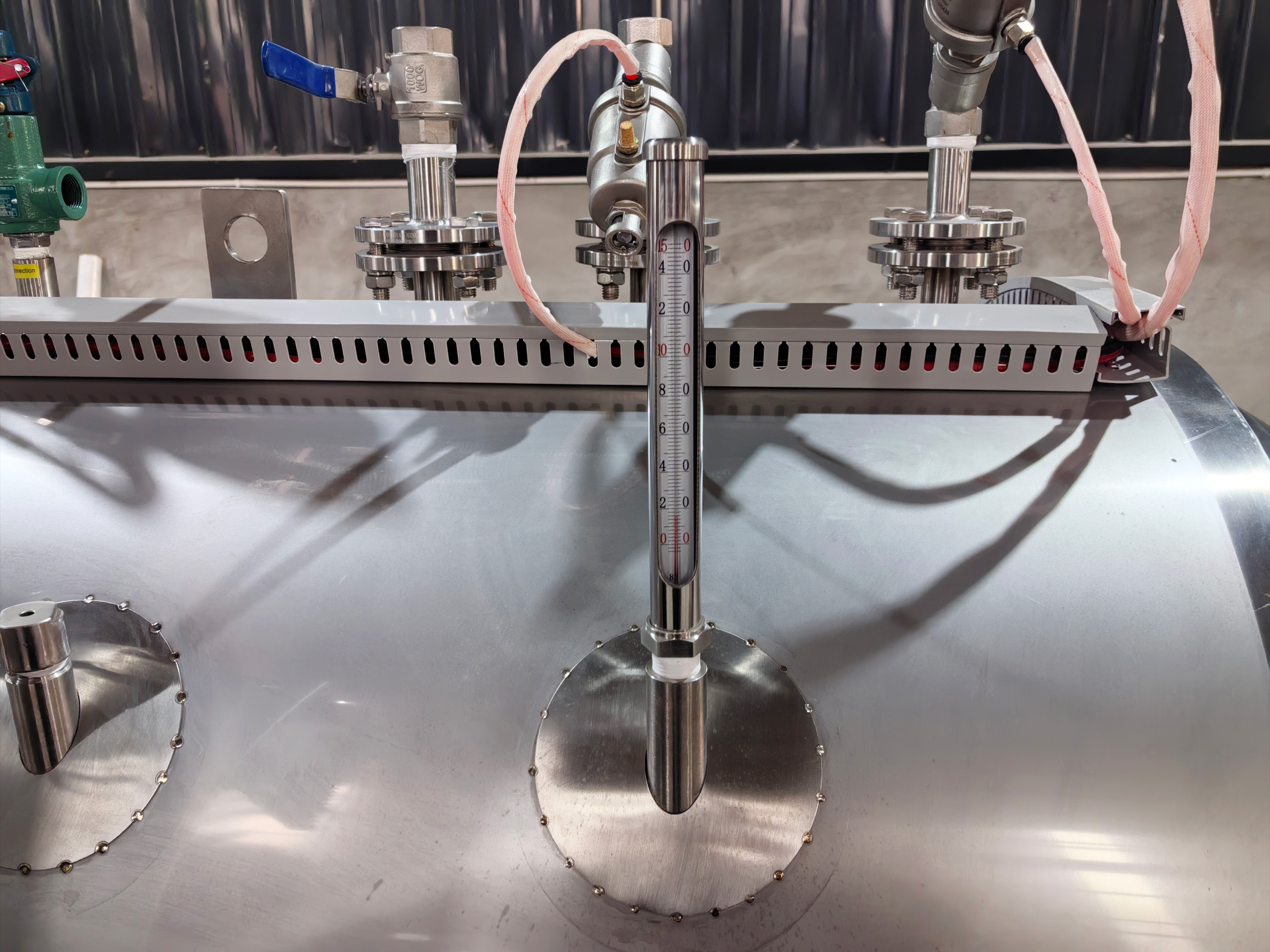 Side spray sterilization retort